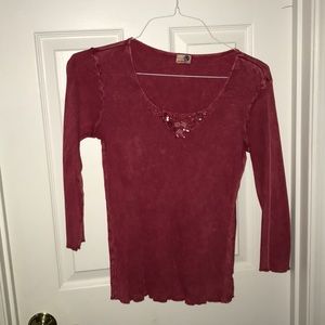 3/4 sleeve top beading in front. Distressed finish